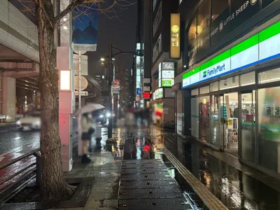 アリエルへの道順 2／4：道路を左手にして直進します。