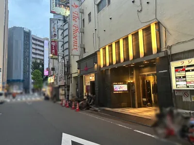 フェニックスへの道順 7／7：少し歩くと右手に池袋フェニックスの入る「東洋興業ビル」があります。