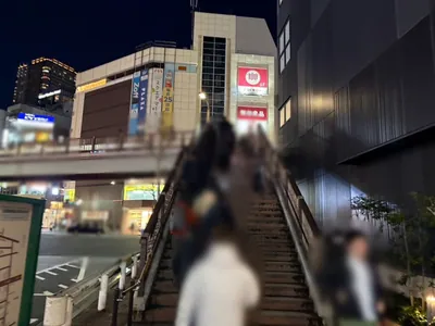 天 （テン）への道順 3／10：正面に歩道橋が出てくるので階段を上ります。