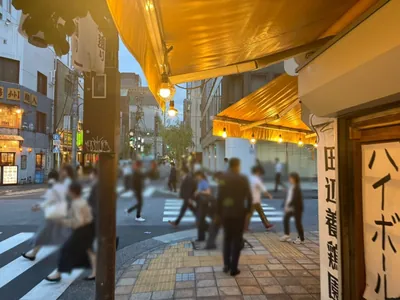 新橋ラウンジへの道順 11／12：一つ目の十字路を右折します。