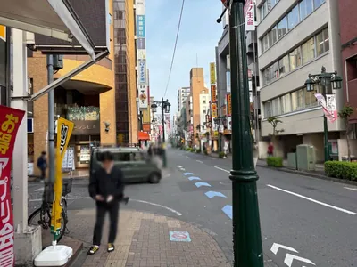 リュアーグへの道順 8／8：三つ目の路地を越えて左手の三件目が立川リュアーグの入る「ライオンビル立川館」です。