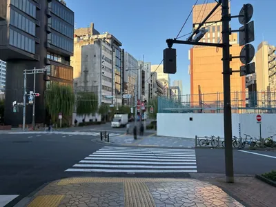 メニルへの道順 4／12：二つ目の横断歩道を渡って右折します。