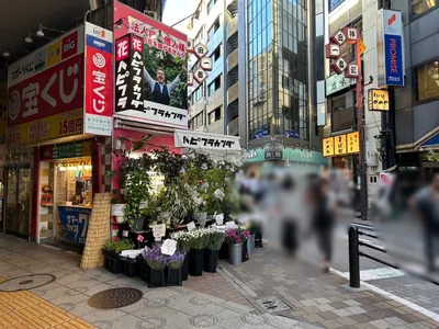 ワイナリーへの道順 3／4：渡ったら線路沿いに進みます。