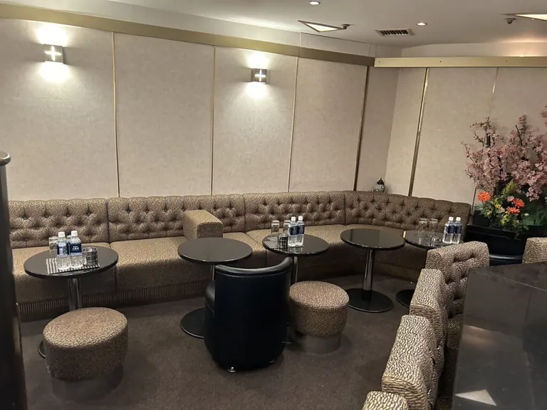 夕やけ小やけの店内