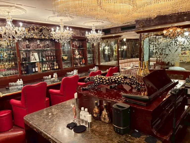 利恵（リエ）の店内