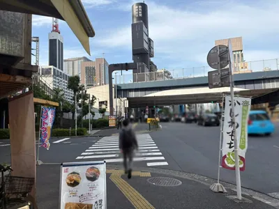 アルマへの道順 4／7：二つ目の横断歩道を渡り、高架下を進みます。
