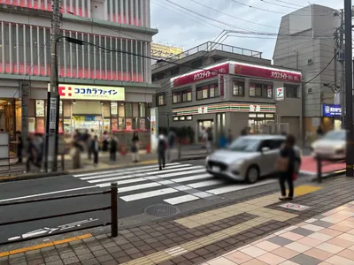 北千住　ドンフィンへの道順 3／8：正面の横断歩道を渡ります。