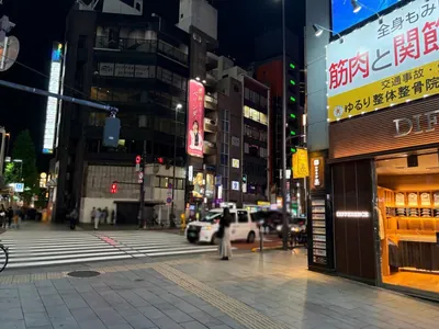 スワロウハウスへの道順 3／12：交差点に出たら横断歩道を渡らずに右折します。