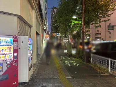 ハナビへの道順 2／8：駅を背にして左に進みます。