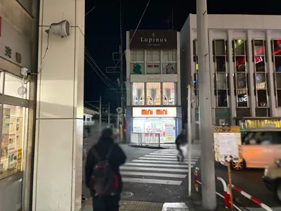 蕨　エースへの道順 3／7：右手路地を越えて線路沿いを直進します。