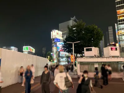アークへの道順 2／12：駅を背にして線路を左手に直進します。
