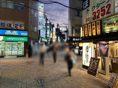 B4 （ビーフォー）への道順 4／5：十字路を越えて直進を続けます。