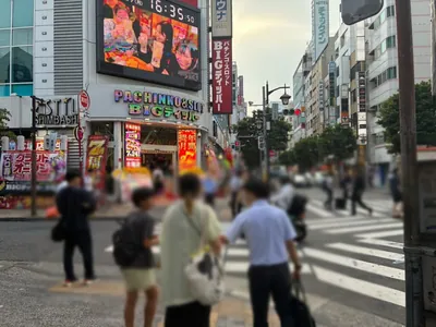 カラット宴への道順 6／11：一つ目の十字路を横断歩道を渡って左折します。