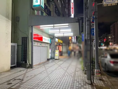 ゼストへの道順 2／4：駅を背中にして左へ歩きます。