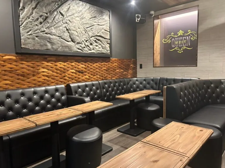 クイーンウエストの店内