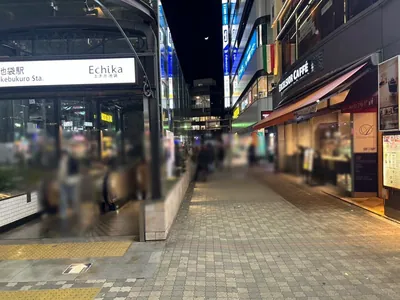 フェリスへの道順 2／8：駅を左手に直進します。