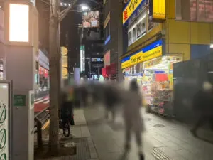 フーガへの道順 2／6：駅を背にして、右手に進みます。