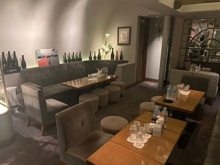 葵木 (あおき)の店内