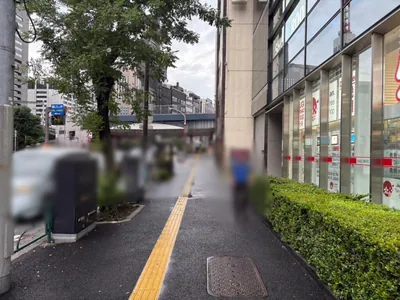 ロイヤルガーデンへの道順 2／10：道路を左手に直進をします。