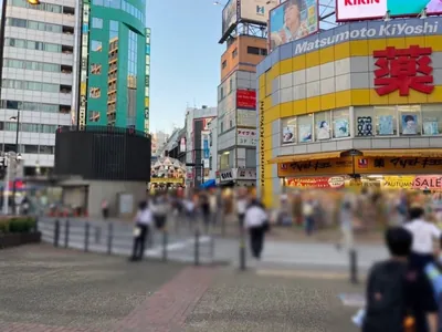 レイへの道順 3／7：正面に横断歩道が出てくるので渡って直進します。