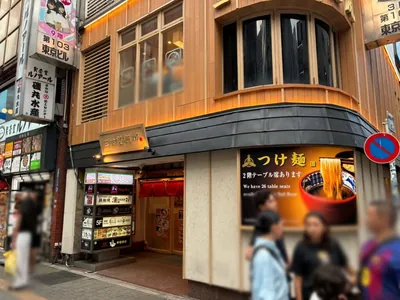 パーティーパーティーへの道順 8／8：十字路を越えてすぐ右手角に歌舞伎町パーティーパーティーの入る「第103東京ビル」があります。