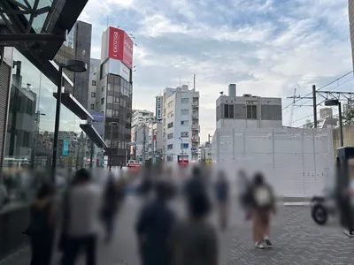 ガストンへの道順 2／4：駅を背にして右に進みます。