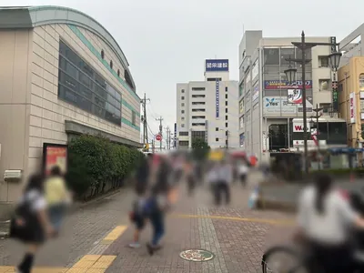 南浦和　トワエモアへの道順 2／5：駅を背中にして左へ歩きます。