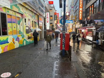 フェアリーへの道順 2／9：駅を背にして左手路地に進みます。