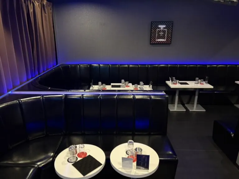 天 （テン）の店内