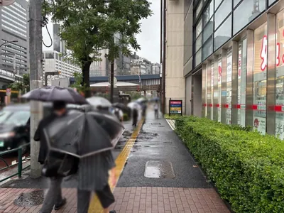 ナデシコへの道順 2／7：道路を左手にして直進します。