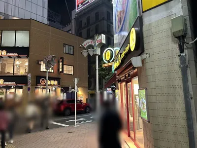 メゾンへの道順 6／9：右手一のつ目の路地を右折します。