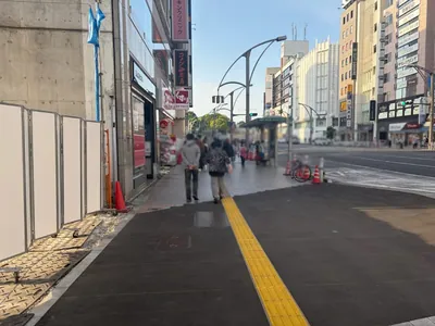 ルミナスへの道順 3／6：一つ目の左手路地を越えて直進します。