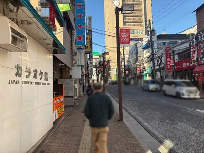 ロマネスクへの道順 5／6：横断歩道を渡ったら右折します。