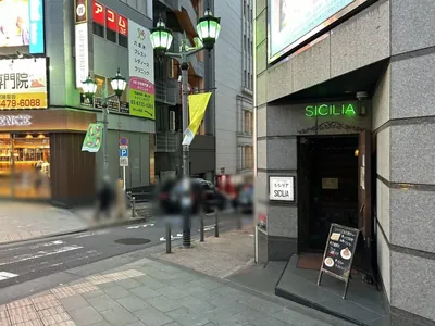 グラフへの道順 3／6：右手の一つ目の路地を右折します。
