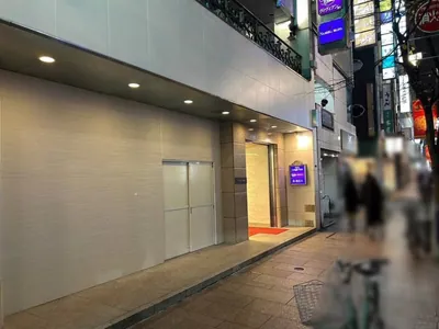 モルゲンロートへの道順 8／8：左手の路地に差し掛かる手前に銀座モルゲンロートの入る「並木ビル」があります。