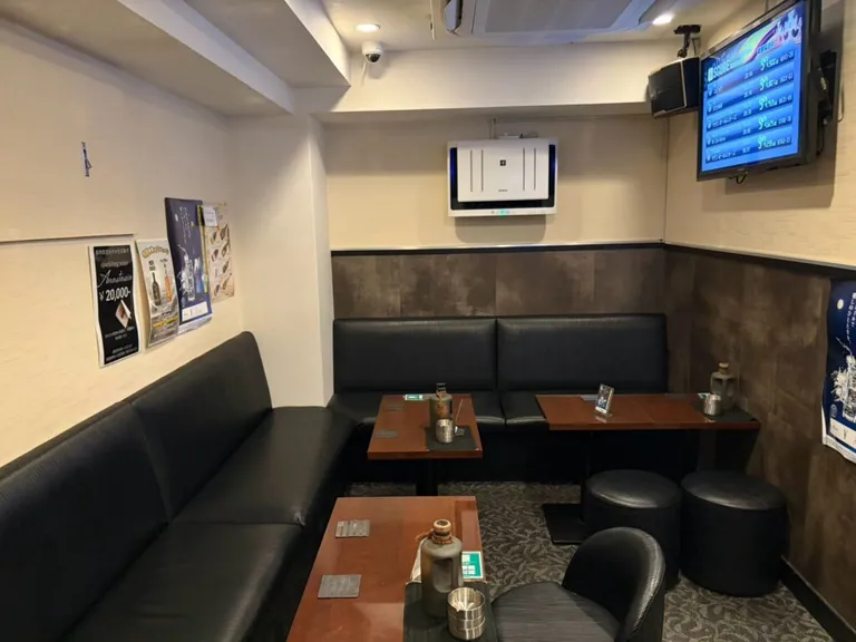 カラットはなれの店内