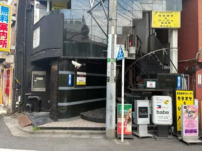 カラットはなれへの道順 5／5：十字路を越えた右角に新橋カラットはなれの入る「プリンセス壱番館」があります。