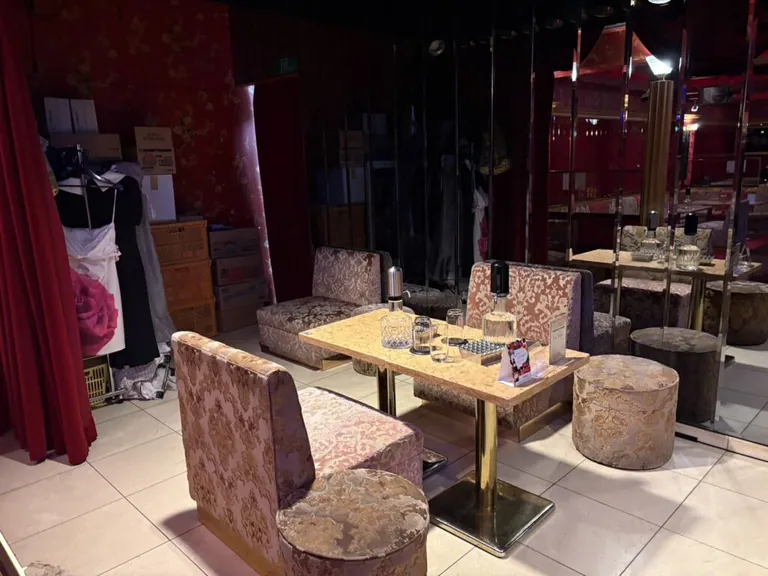志留久 （シルク）の店内