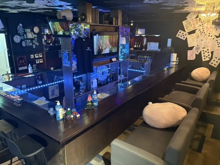 千歳烏山 アリスの店内