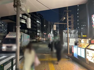 ダミエへの道順 4／7：高架下をくぐって右折します。