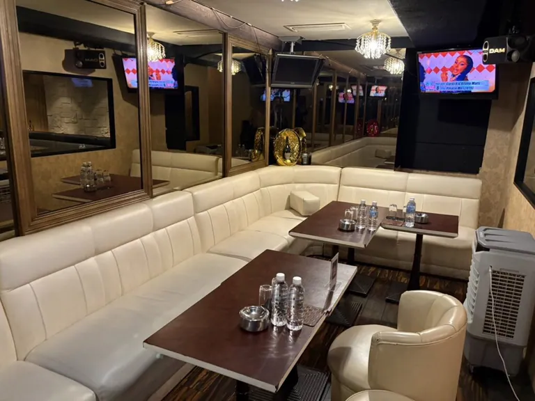 ナインの店内
