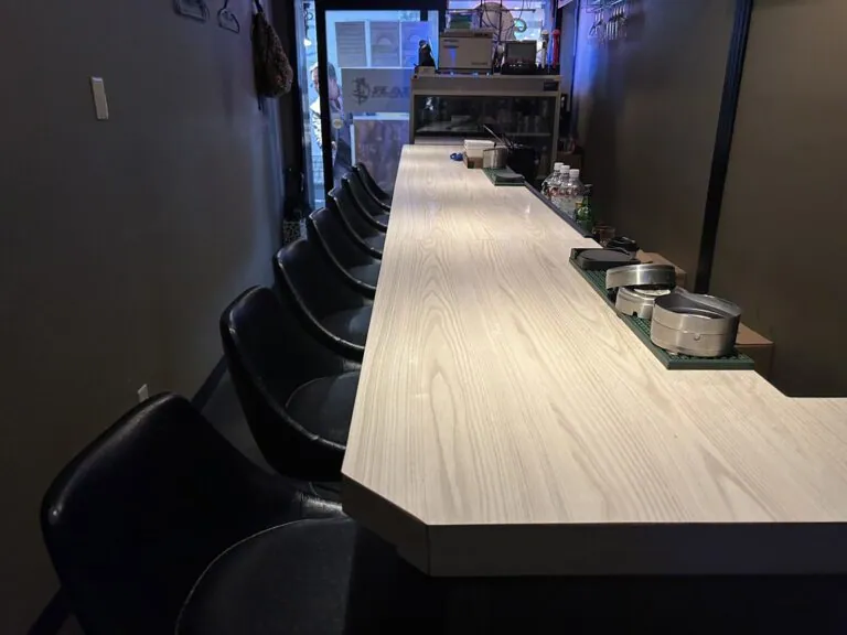 ハヤブサの店内