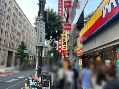 グレへの道順 9／13：横断歩道を渡ったら左折します。