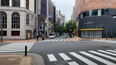 ビオラへの道順 7／10：ガードをくぐると右前にグランドホテルが出てくるのでそのまま直進します。