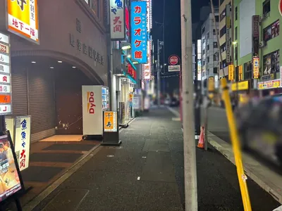 クイーンウエストへの道順 3／4：横断歩道を渡ったら右折します。