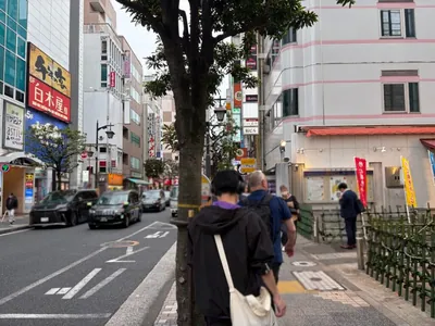 アバターへの道順 4／6：一つ目の十字路を越えて直進します。