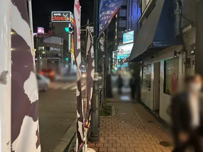 和花 （ワカ）への道順 2／4：出口を背中にして右へ歩きます。