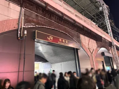 オリーブへの道順 1／4：「新橋駅」烏森口を出ます。