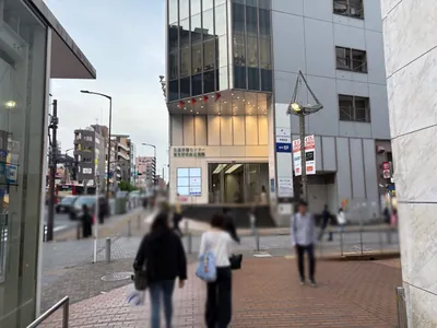 カルドへの道順 4／8：スロープを下りたら右折します。