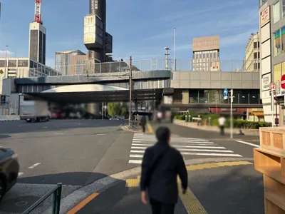 むげんへの道順 3／10：一つ目の横断歩道を渡り直進します。
